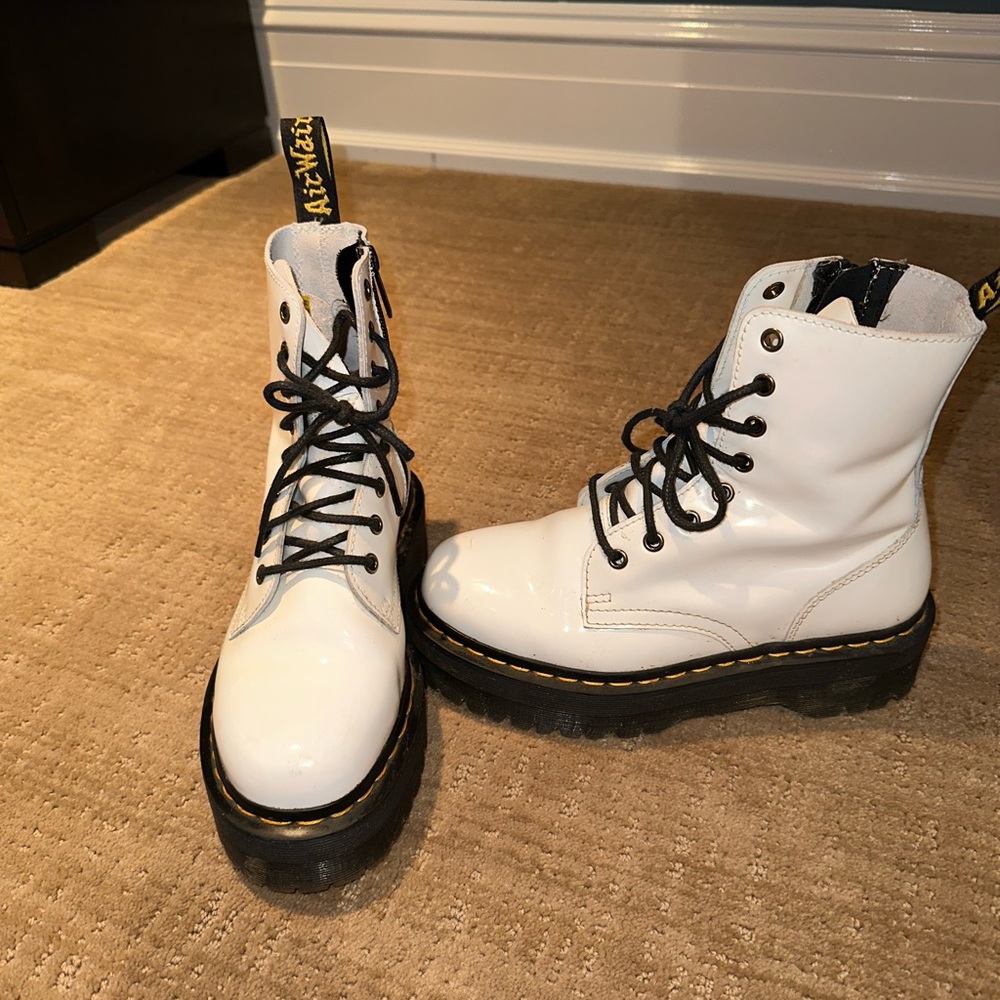 DR MARTENS WHITE BOOTS SIZE 7